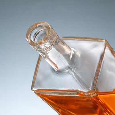 Op maat gemaakte 750 ml Vodka Liquor glazen fles met stop en transparant materiaal