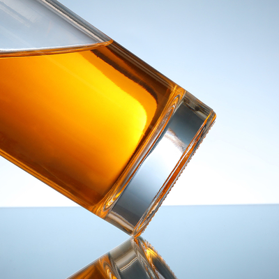 Op maat gemaakte 750 ml Vodka Liquor glazen fles met stop en transparant materiaal
