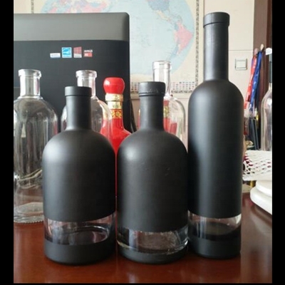 750 ml Super Flint glas drankfles in mat zwart en wit met aangepast etiket