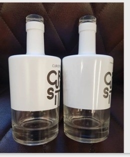 750 ml Super Flint glas drankfles in mat zwart en wit met aangepast etiket