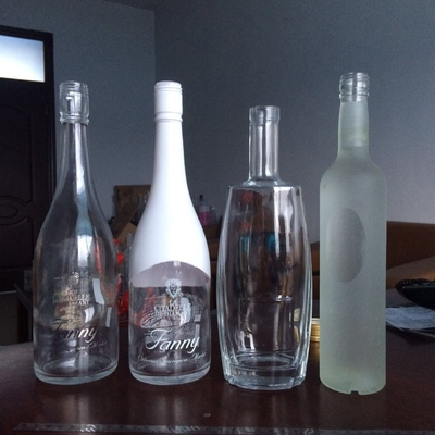 750 ml Super Flint glas drankfles in mat zwart en wit met aangepast etiket