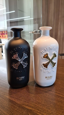 750 ml Super Flint glas drankfles in mat zwart en wit met aangepast etiket