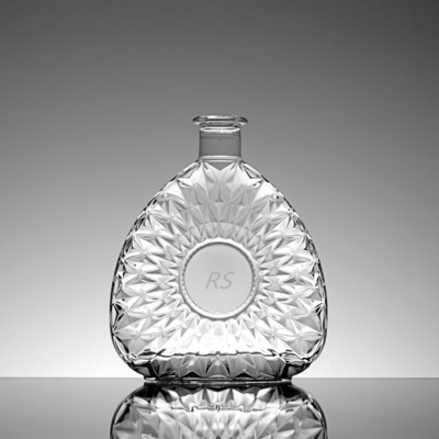Gekruide heldere glazen flessen met schroefdoppen voor wijn en brandy