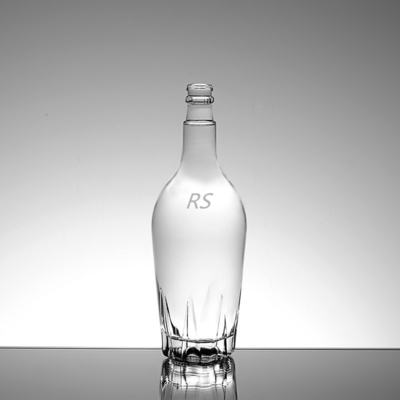 Gekruide heldere glazen flessen met schroefdoppen voor wijn en brandy