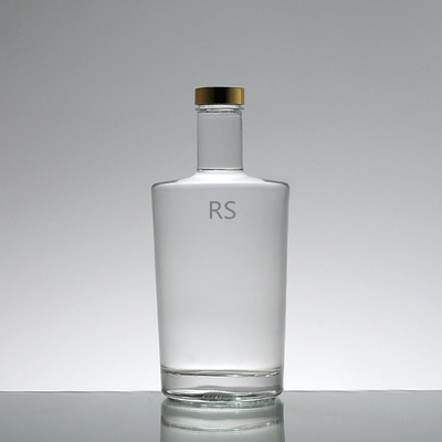 Gekruide heldere glazen flessen met schroefdoppen voor wijn en brandy