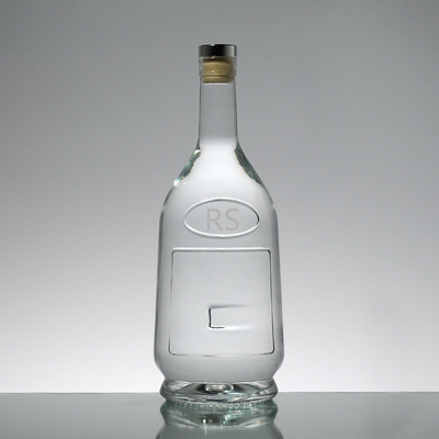 Gekruide heldere glazen flessen met schroefdoppen voor wijn en brandy