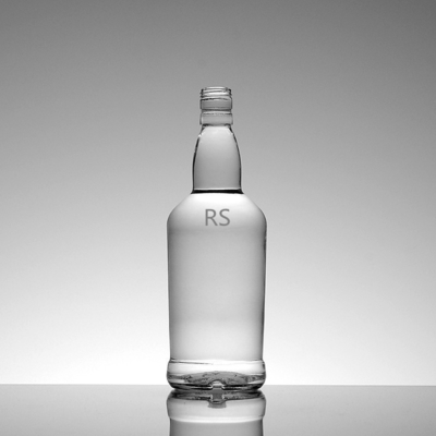 Gekruide heldere glazen flessen met schroefdoppen voor wijn en brandy