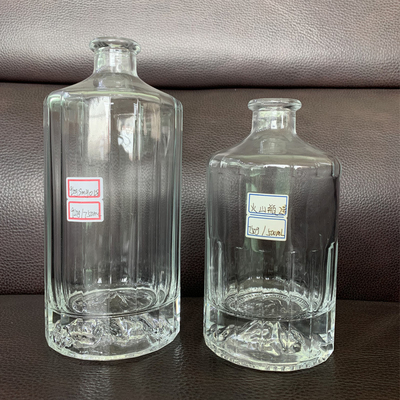 Custom 750ml embossed logo wijn glasfles in heldere kleur voor merk whisky