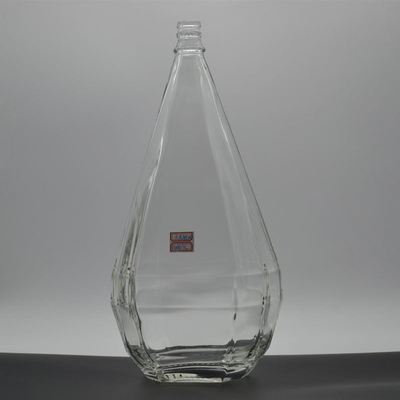 Glasfles voor wijn in waterdruppelvorm