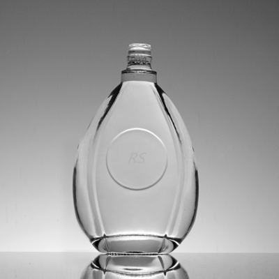 Glasfles voor wijn in waterdruppelvorm