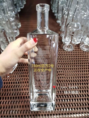 750 ml glazen fles voor drank Brandy Whiskey Vodka Gin Rum Vierkante vorm CNF