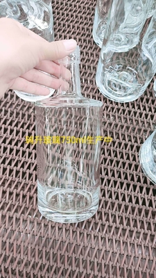Custom 500ml 700ml 750ml lege drank wijn brandy glazen fles met glazen kurk voor wodka