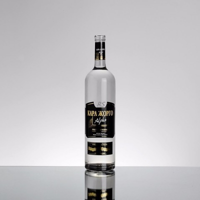 Decal Surface geeft een heldere glazen fles aan voor Russische wodka tegen betaalbare prijzen