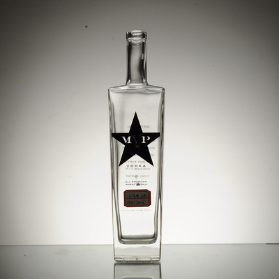 Decal Surface geeft een heldere glazen fles aan voor Russische wodka tegen betaalbare prijzen