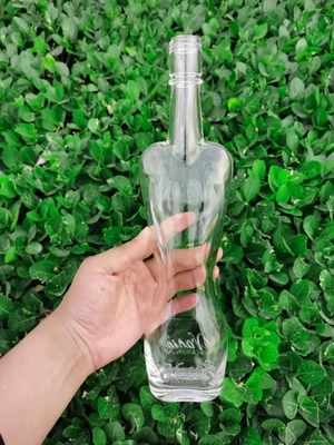 Decal oppervlakte handhaving Vodka glazen fles voor vrouwen lichaam vorm in kristalwit materiaal