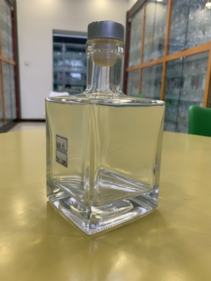 500 ml 700 ml 750 ml 1L unieke vierkantvormige glazen drankfles voor sap Vodka Spirituous Liquor