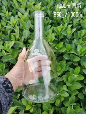Vierkante op maat gemaakte glazen drankflessen voor gedistilleerde dranken Vodka Gin Rum Whisky 700 ml Cork