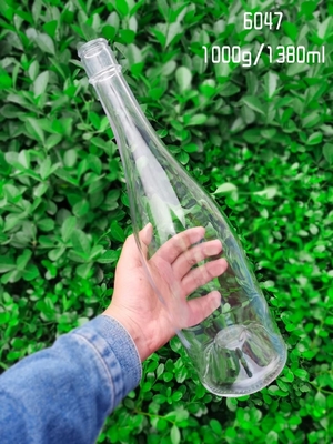 Vierkante op maat gemaakte glazen drankflessen voor gedistilleerde dranken Vodka Gin Rum Whisky 700 ml Cork