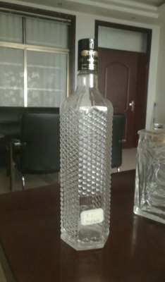 Hoog dunne glasfles voor drank voor whisky/brandy/vodka, afgesloten met afdraaibaar deksel