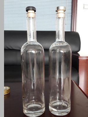 Hoog dunne glasfles voor drank voor whisky/brandy/vodka, afgesloten met afdraaibaar deksel