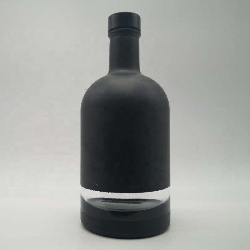 750 ml Super Flint glas drankfles in mat zwart en wit met aangepast etiket