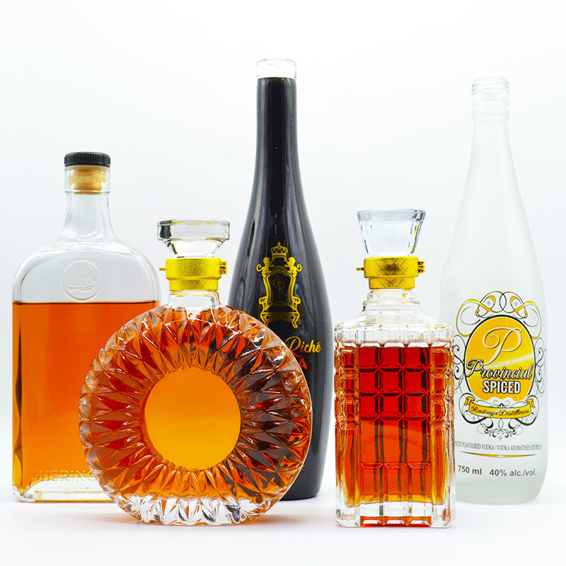 Persoonlijke logo afdrukken 250 ml 500 ml 750 ml heldere glazen flessen voor liquor platte whisky fles