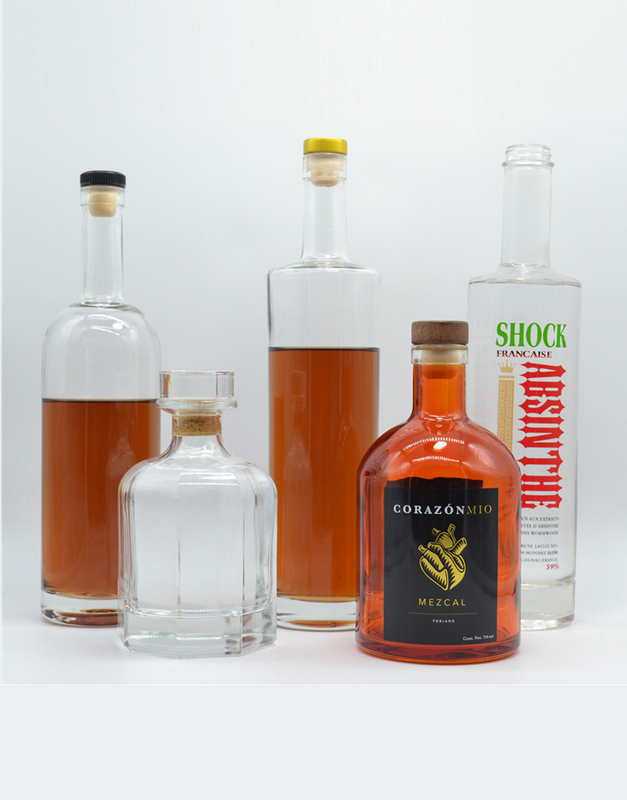 Uniek lichtblauw whisky pistool in de vorm van een 700 ml 500 ml lege ginfles voor alcohol