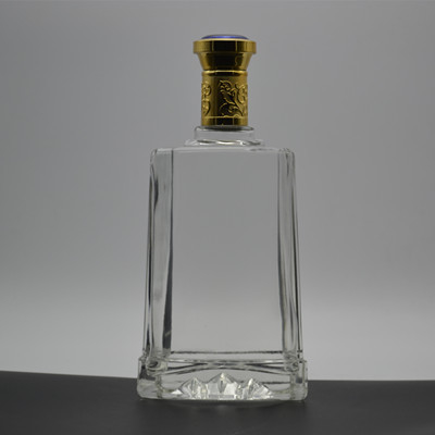 Gekruide heldere glazen flessen met schroefdoppen voor wijn en brandy