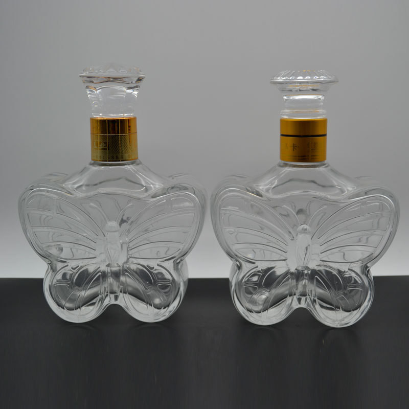 Logo drukken kan op maat kristalwit alcohol in 0,5L vlindervormige glazen fles