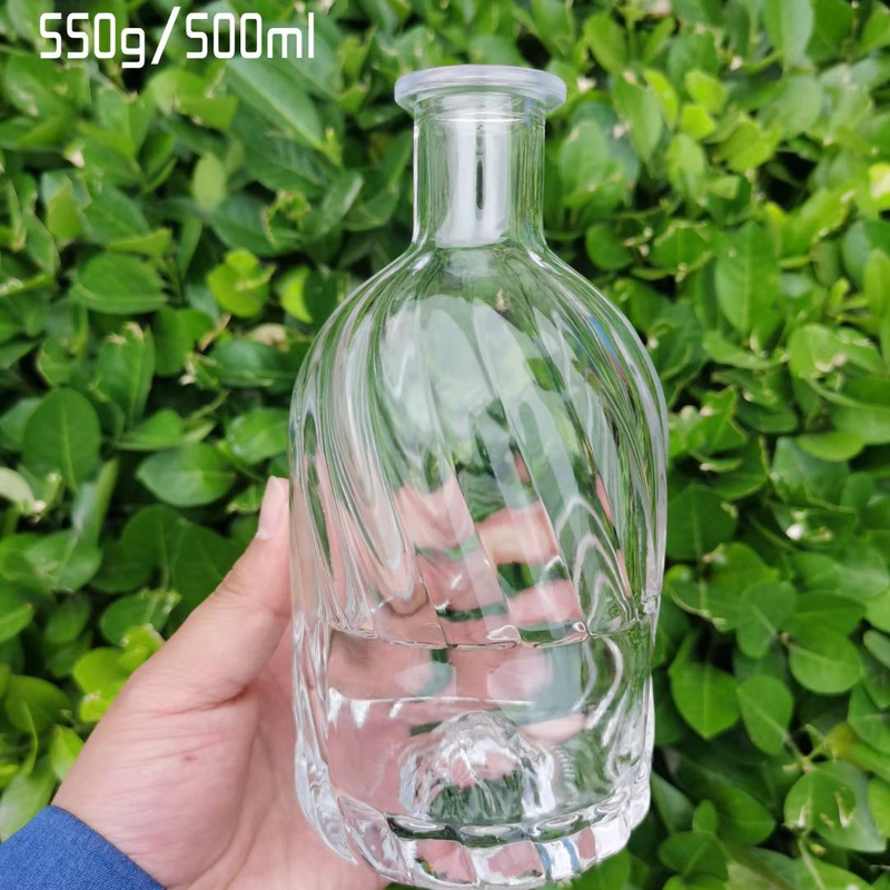 Vierkante op maat gemaakte glazen drankflessen voor gedistilleerde dranken Vodka Gin Rum Whisky 700 ml Cork